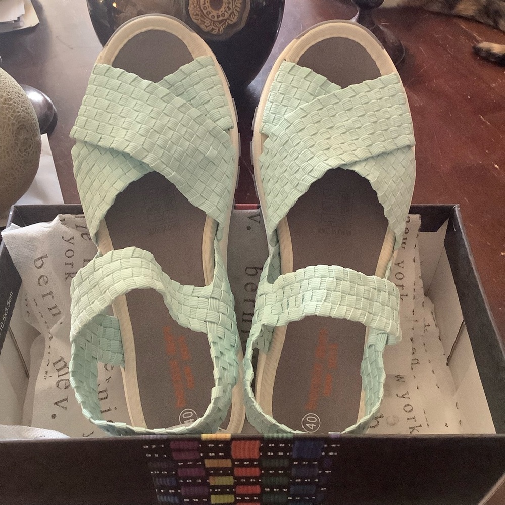 Bernie Mev Baby Blue stretchy Kaia sandal. NIB Womens 9-9.5 - Picture 7 of 10